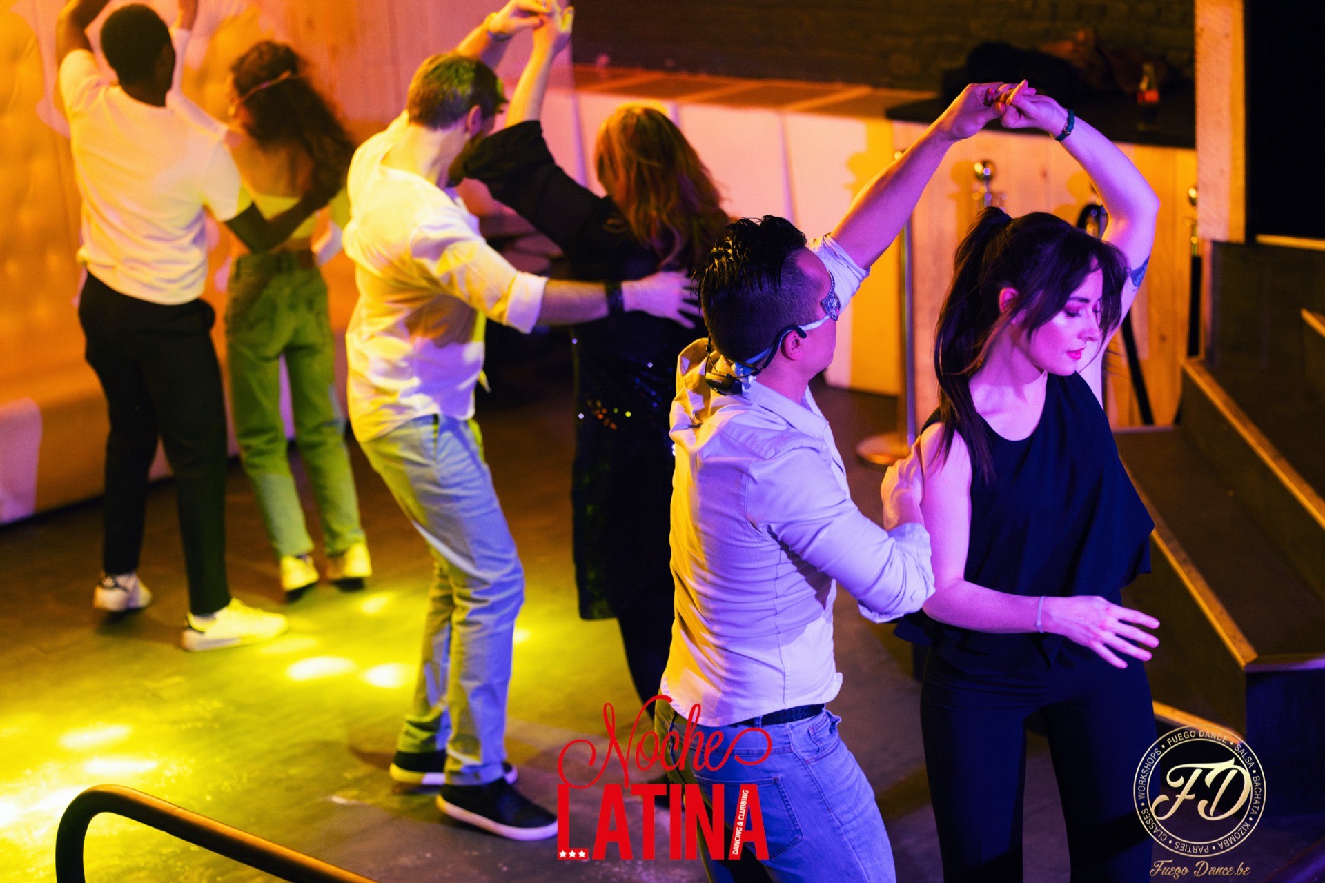 Couples dansant la salsa lors d'une soirée Fuego Dance