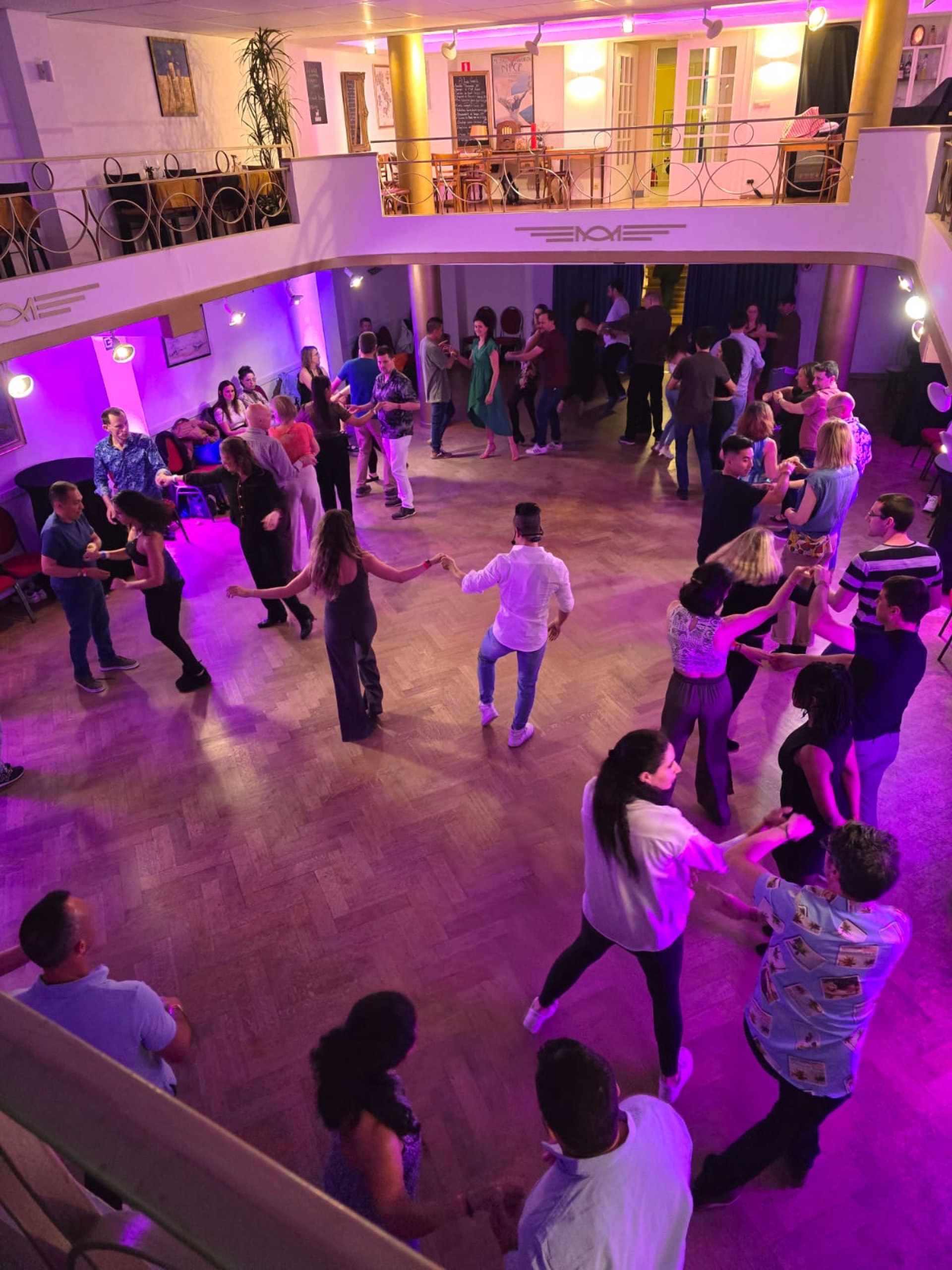 Danse sociale avec eclairage violet