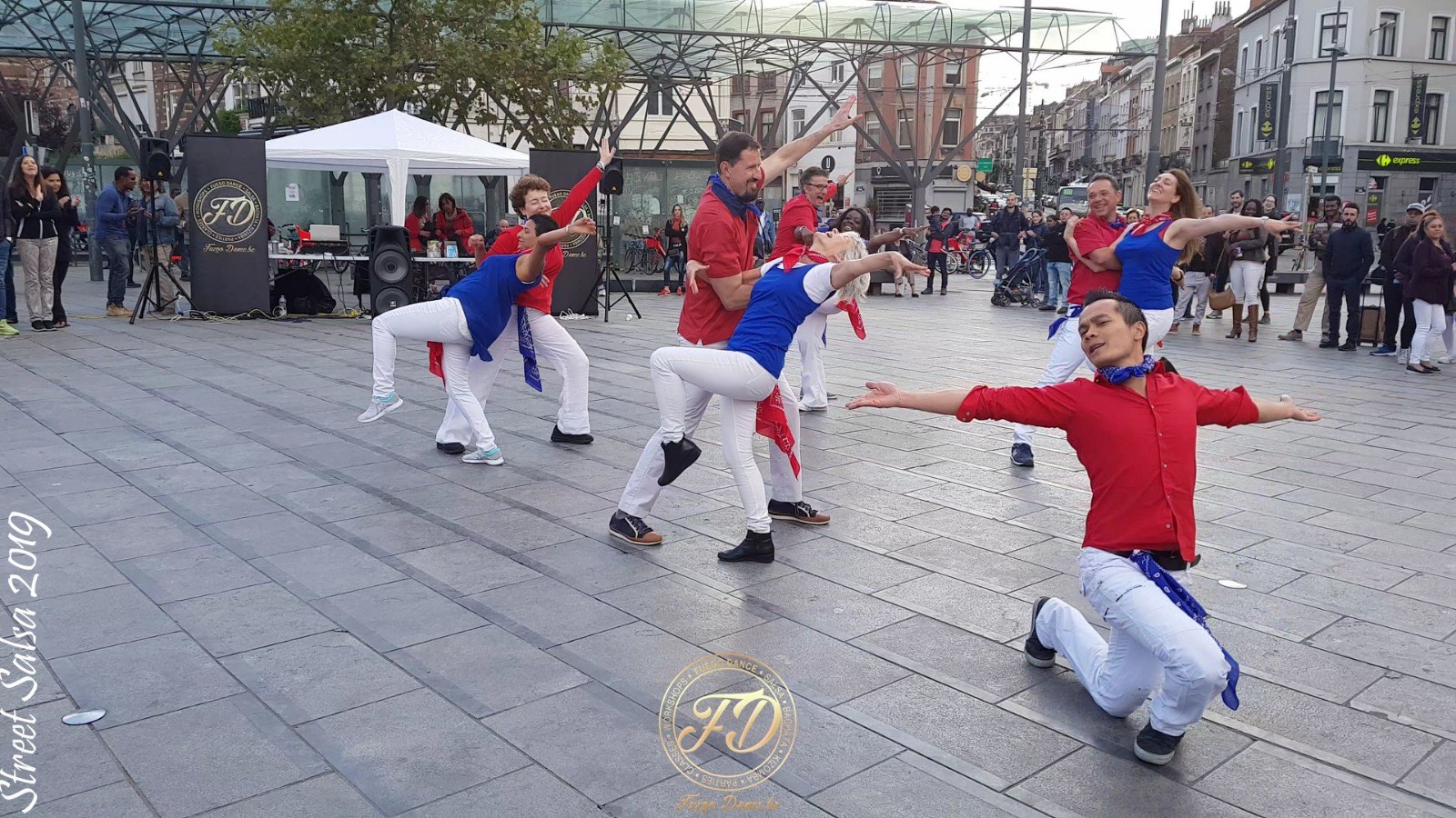 Performance Street Salsa par Fuego Dance